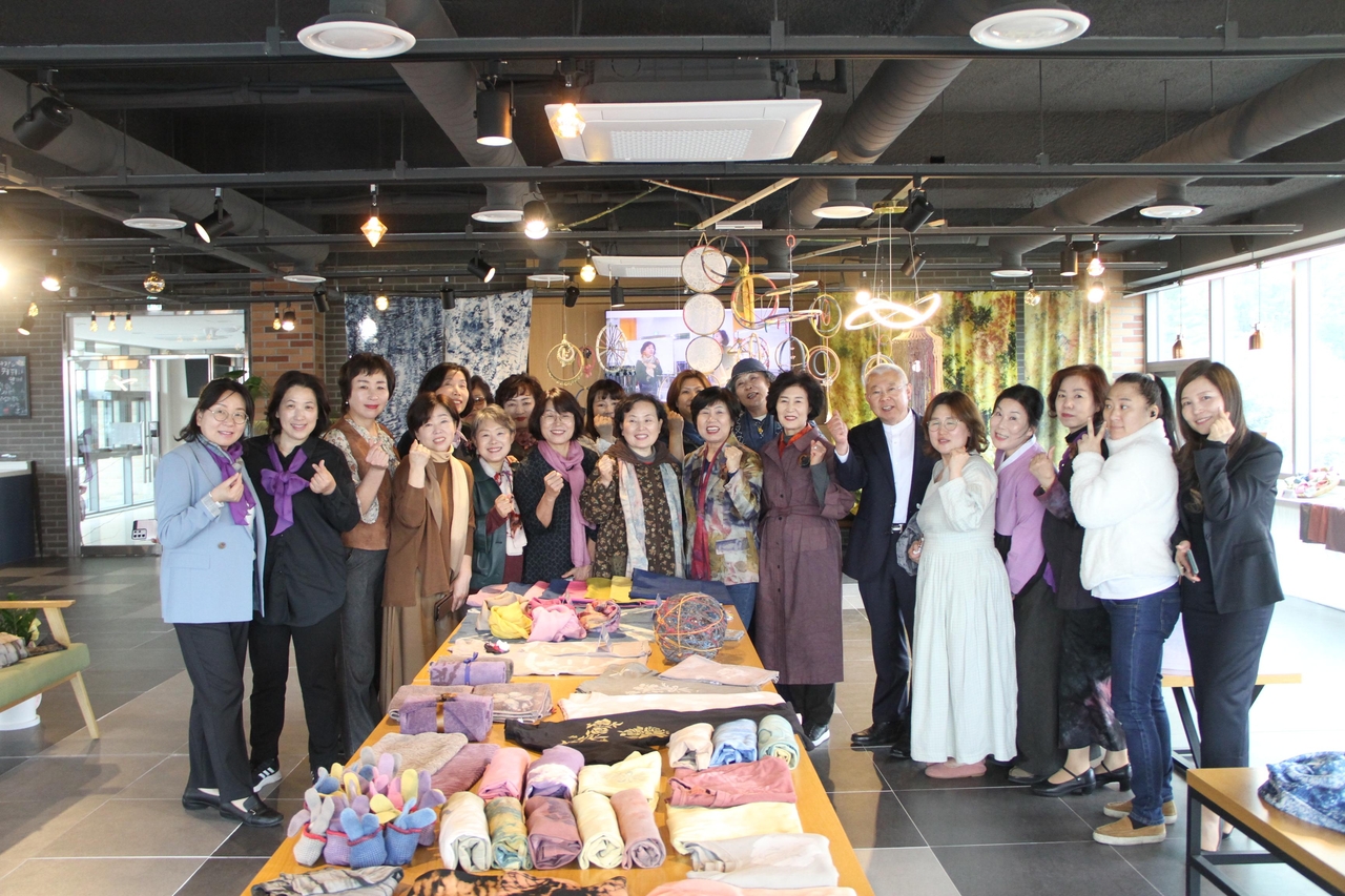 한국폴리텍Ⅵ대학 영주캠퍼스가 14일 ‘신중년 특화(단기) 과정 자연염색 인력양성 및 창업 과정(모듈1·모듈2)’ 수업발표회 및 수료식 개최후 단체 기념사진을 찍고 있다.