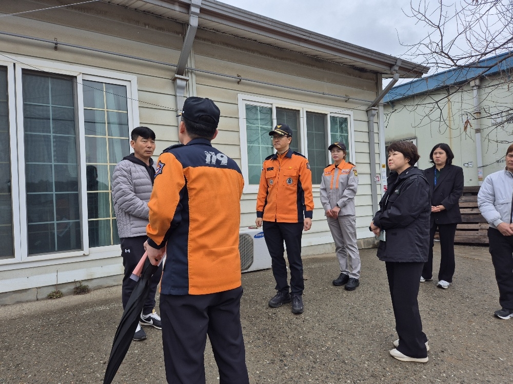 14일 화성특례시 및 화성소방서 관계자가 향남읍 소재 농가를 방문해 외국인 계절근로자 숙소를 합동점검하고 있다..[화성시제공]