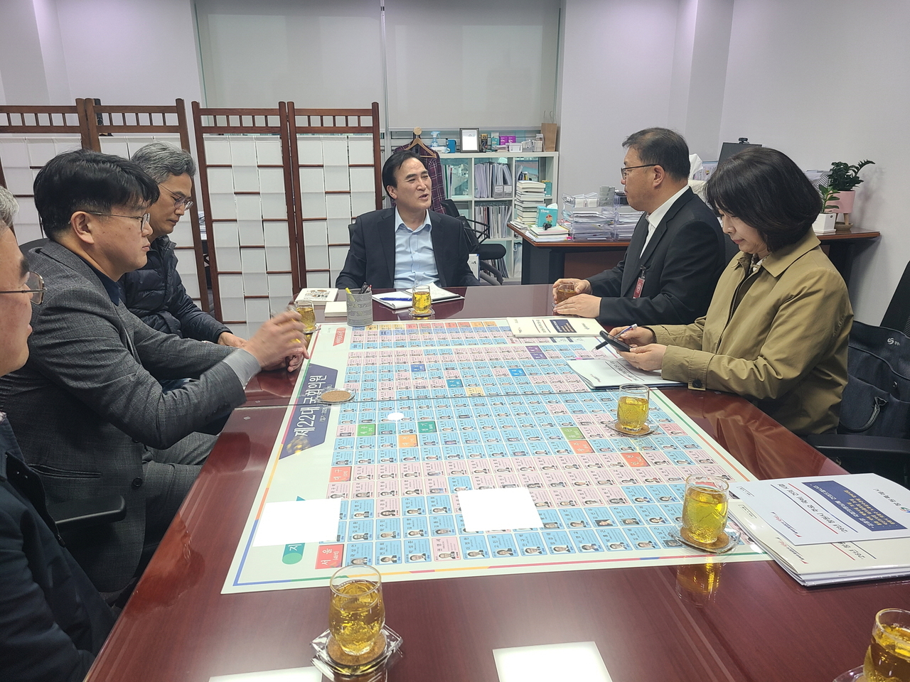 장금용(오른쪽 두번째) 창원시장 권한대행이 14일 국회에서 김종양(가운데 정면) 국회의원과 국비확보 요청을 하고있다. [창원시 제공]