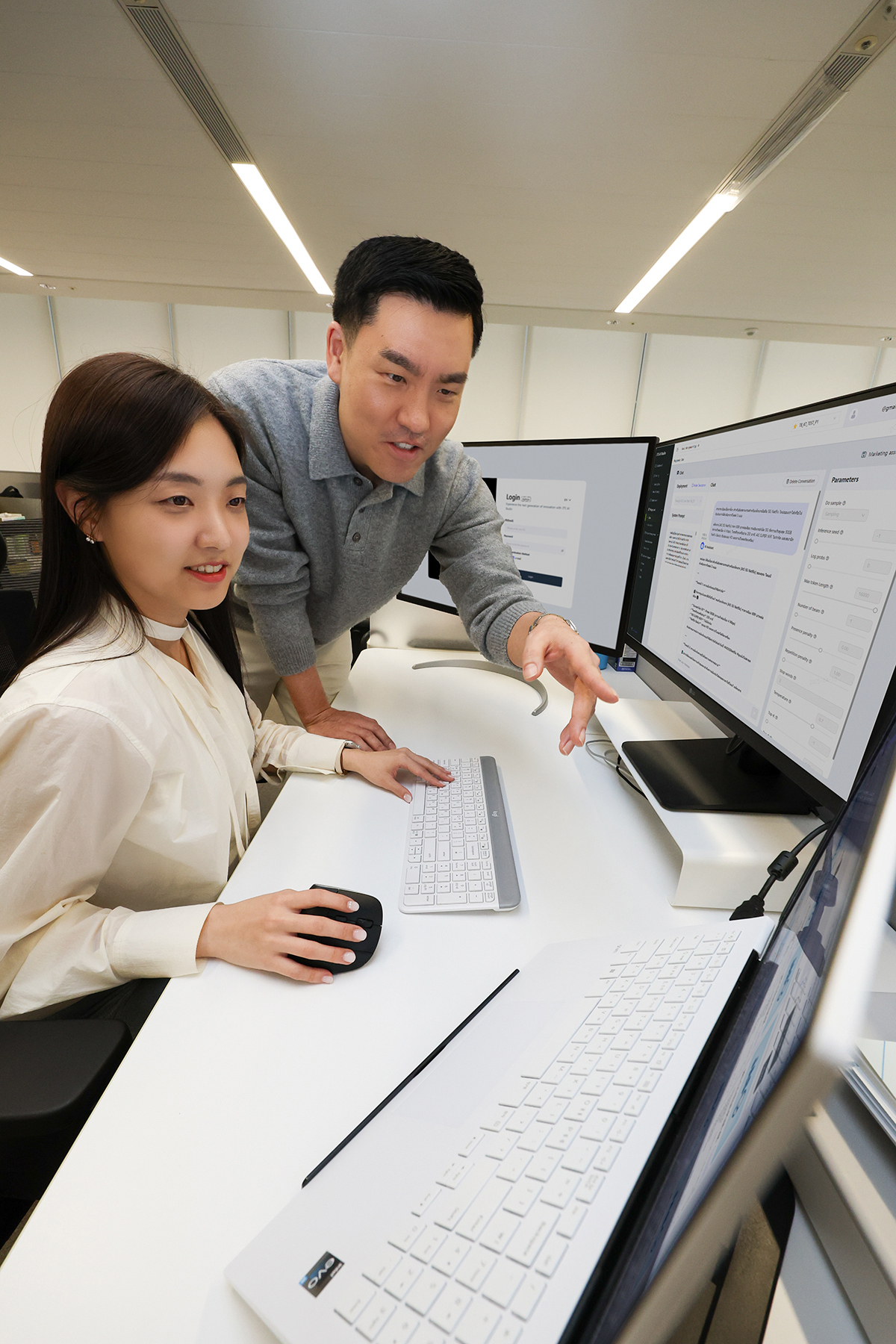 KT 직원들이 태국어 LLM 플랫폼 구축 프로젝트에서 개발한 LLM 운영 관리 환경 ‘LLM 옵스’를 테스트하고 있다. [KT 제공]