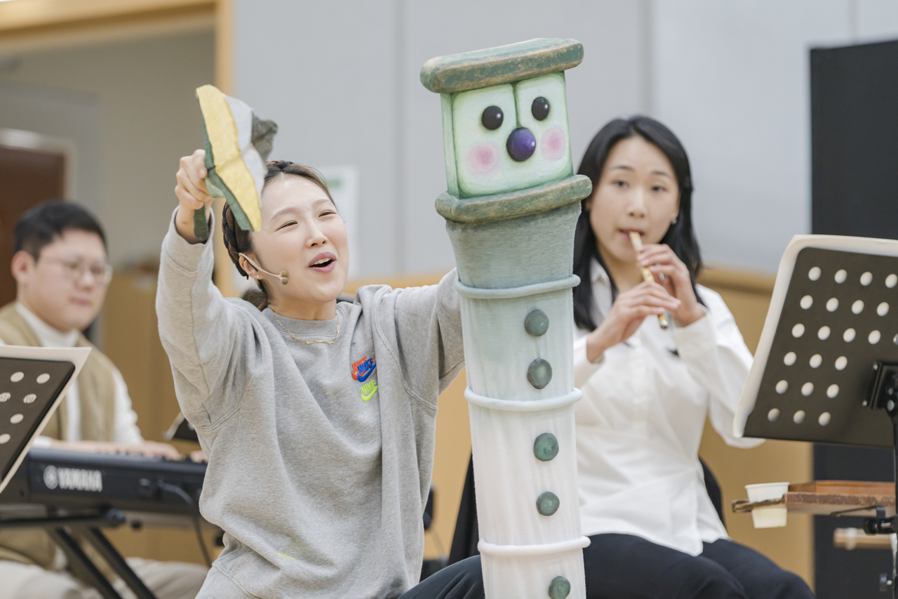 Performers rehearse a scene from "Shinnarak Mannarak" at the National Theater of Korea on Monday. (National Orchestra of Korea)