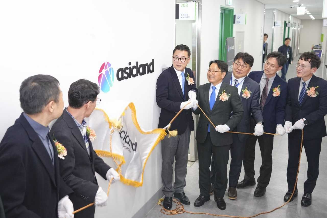 광주 팹리스 1호 유치기업인 ㈜에이직랜드가 광주실감콘텐츠큐브(GCC)에 광주사무소를 마련, 15일 현판식을 개최했다