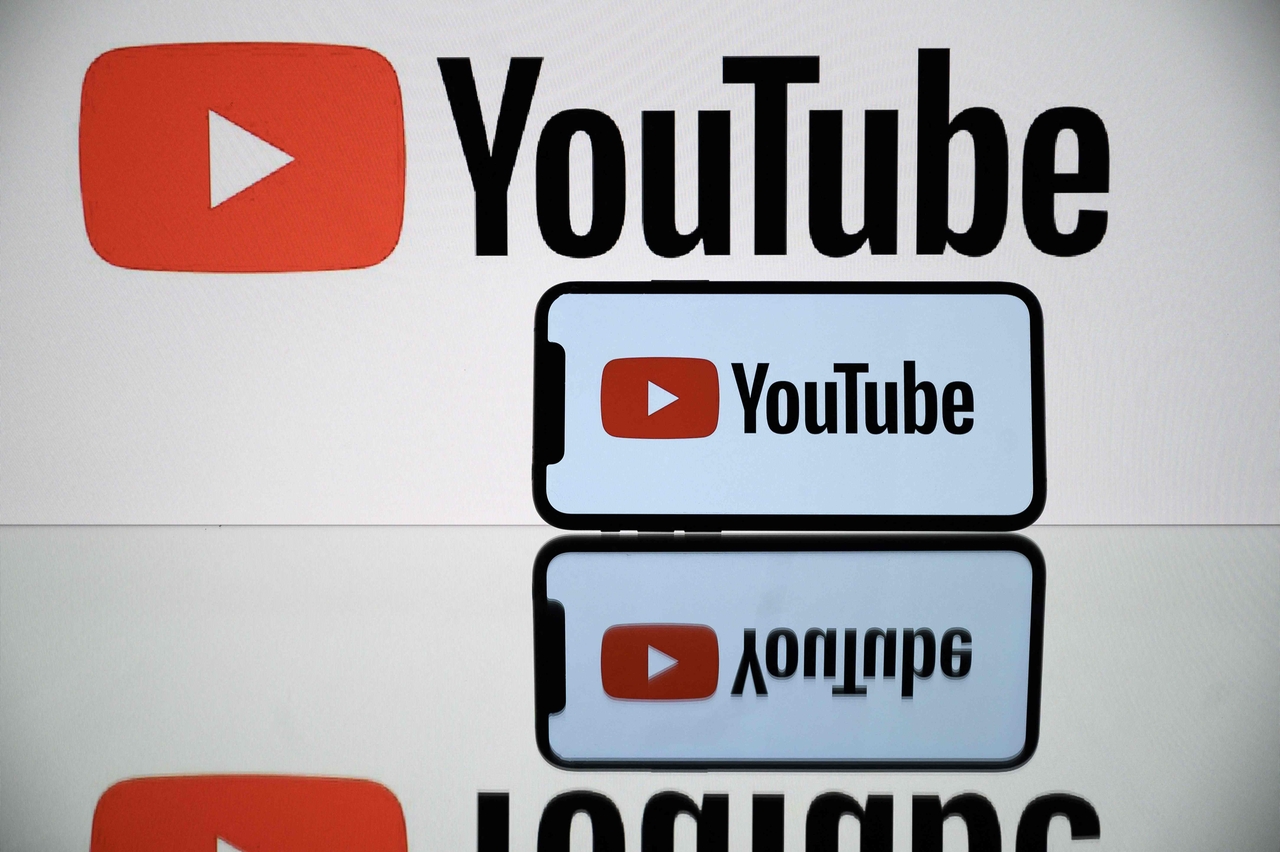 YouTube's logo is displayed on a tablet and a smartphone. (AFP-Yonhap)