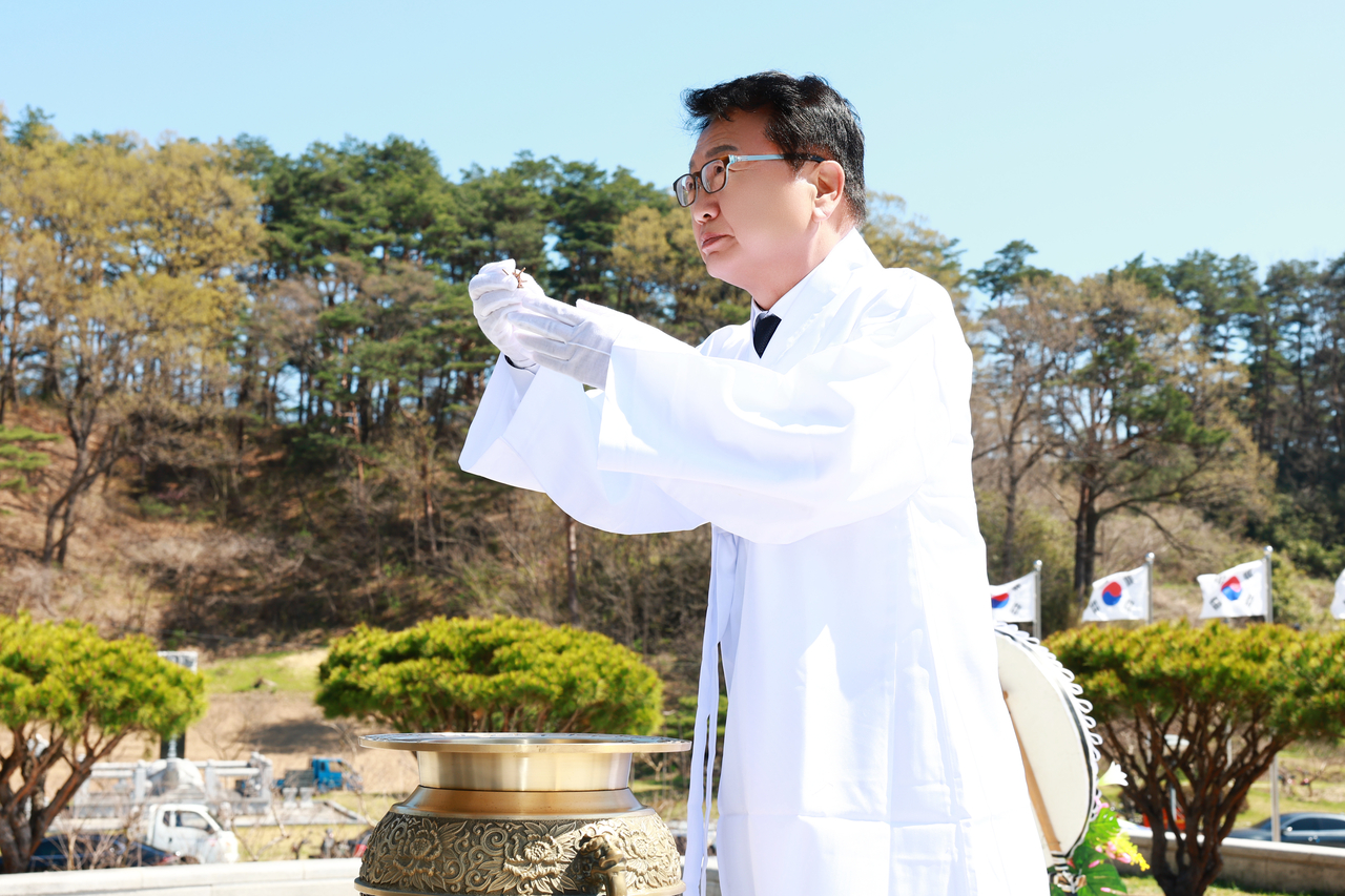손병복 울진군수가 매화기미항일독립만세운동 기념식에서 헌화 분향하고 있다.(울진군 제공)