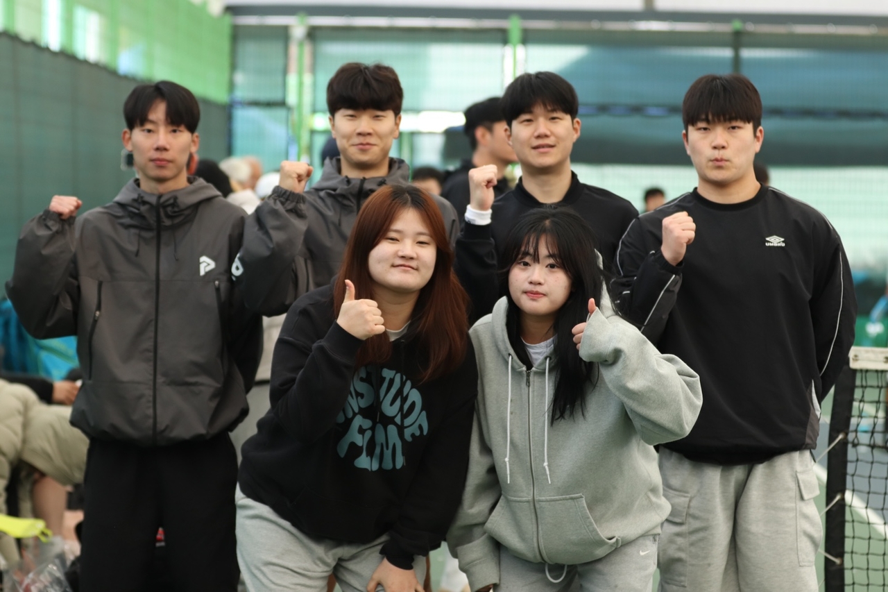 국립경국대 체육학과 학생들이 제1회 경기오픈 피클볼 대회에서 함께 출전한 졸업생들과 기념사진을 찍고 있다. 뒷줄 좌측부터 추한혁(4학년), 조정현(25년졸업), 강지훈(4학년), 한동희(25년졸업), 앞줄 좌측부터 손성현(4학년), 남다인(4학년)