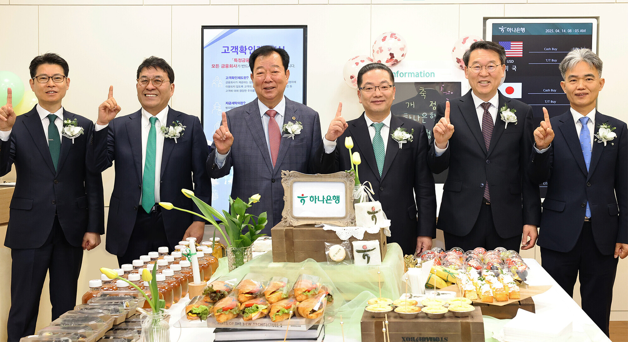 이호성(오른쪽 세번째) 하나은행장과 임상오(왼쪽 세번째) 경기도의회 안전행정위원회 위원장을 비롯한 관계자들이 하나은행 경기도청점 개점식에서 기념 촬영을 하고 있다. [하나은행 제공]