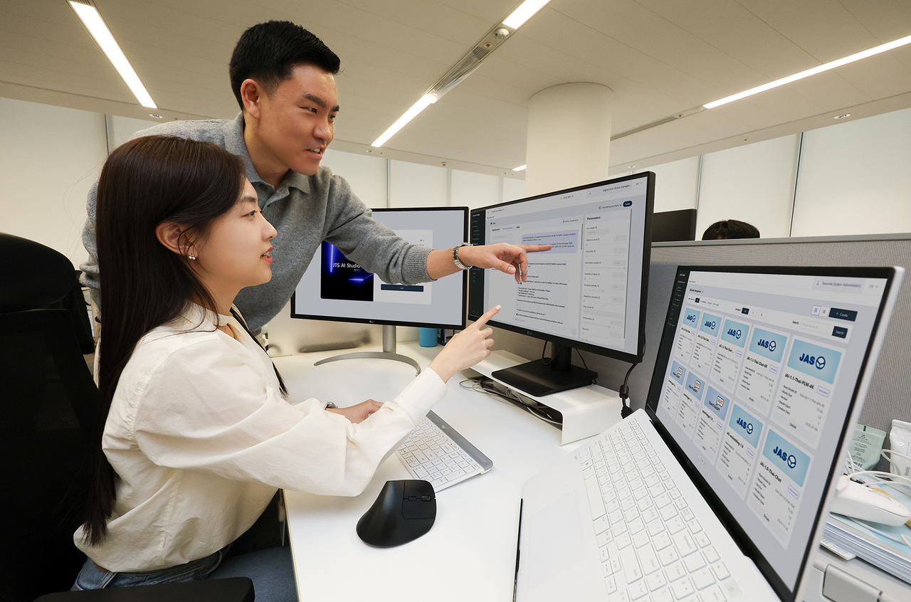 A KT-developed Thai large language model is displayed on the screen. (KT).