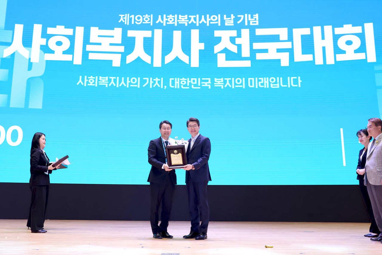 정원오 성동구청장이 지방자치복지대상을 수상하고 있다. [성동구 제공]