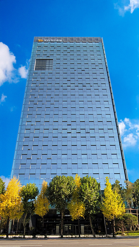 The headquarters building of KB Kookmin Bank in Seoul (KB Kookmin Bank)