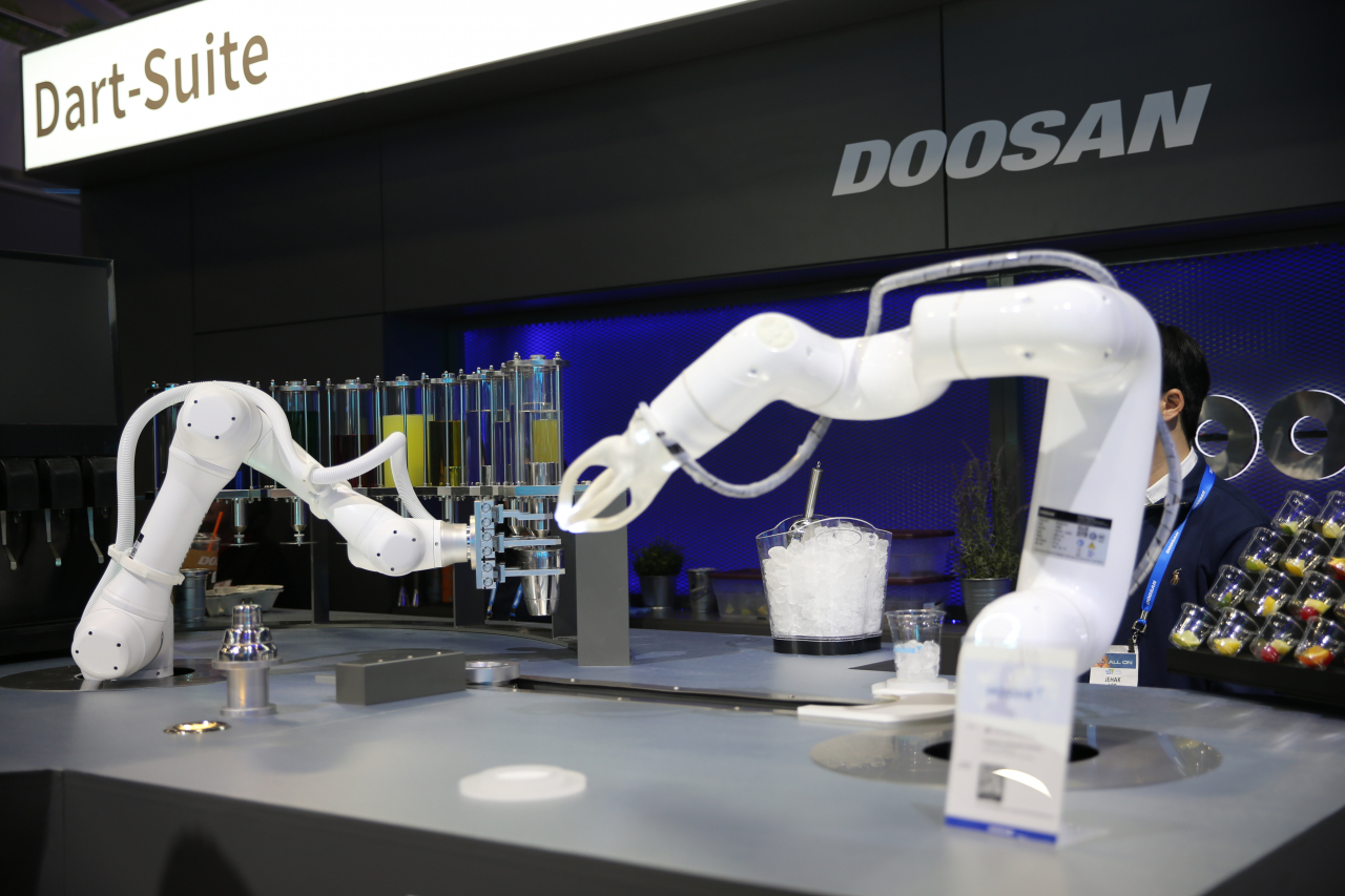 세계 최대 전자박람회 CES 2024에 참가한 두산 부스에 전시된 두산로보틱스의 칵테일 로봇 [두산로보틱스 제공]