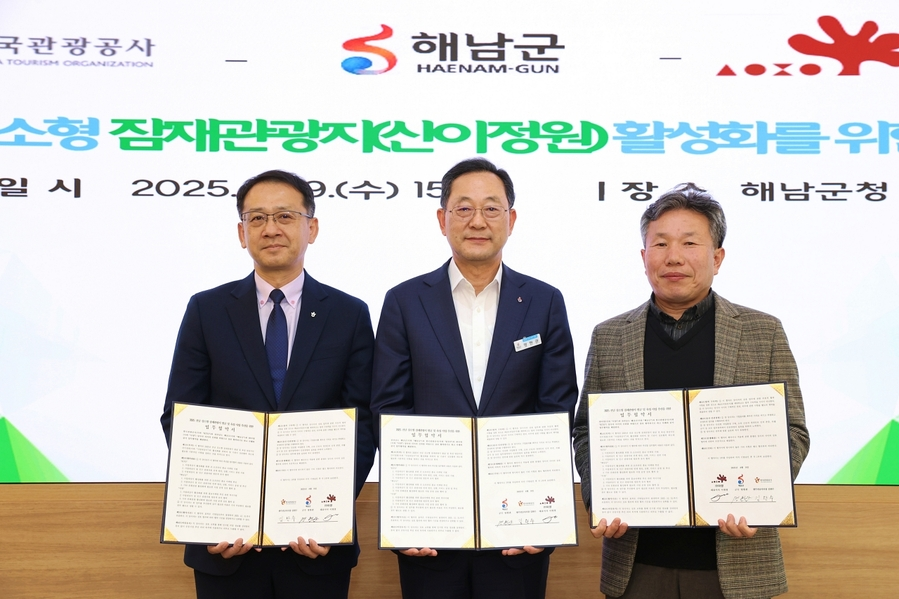 이병철(오른쪽) ㈜아영 대표이사, 명현관(가운데) 해남군수, 김완수(왼쪽) 한국관광공사 광주전남지사장이 업무협약을 체결한 후 협약서를 들고 기념 촬영을 하고 있다. [BS그룹 제공]