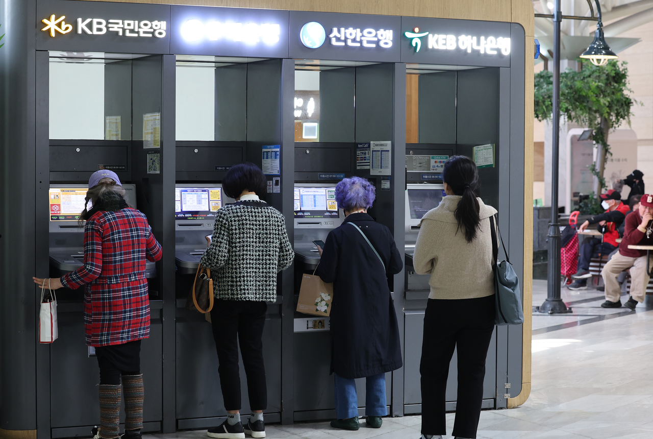 국내 10개 금융지주회사의 순이익이 1년 새 10.8% 증가한 것으로 나타났다. 서울 시내에 설치된 주요 시중은행의 현금자동인출기(ATM). [연합]