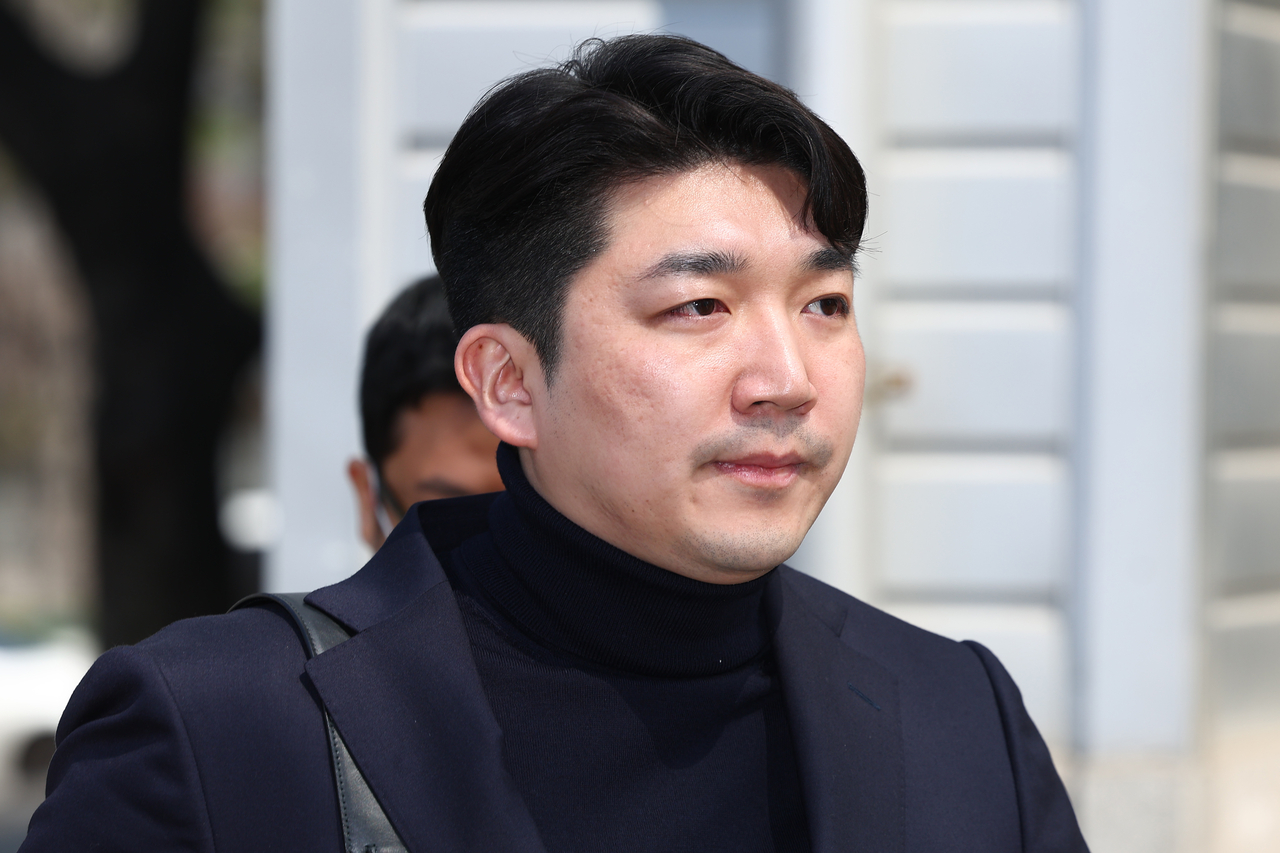 최형록 발란 대표가 3일 서울 서초구 서울회생법원에서 열리는 기업회생신청 대표자 심문기일에 출석하고 있다. 발란은 지난달 31일 서울회생법원에 기업회생절차(법정관리)를 신청했다고 밝혔다. [연합]