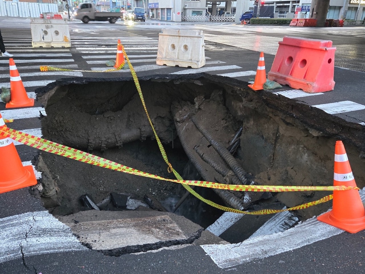 지난 13일 부산 사상구에서 발생한 가로 5m, 세로 3ｍ가량의 대형 싱크홀 모습. [연합]