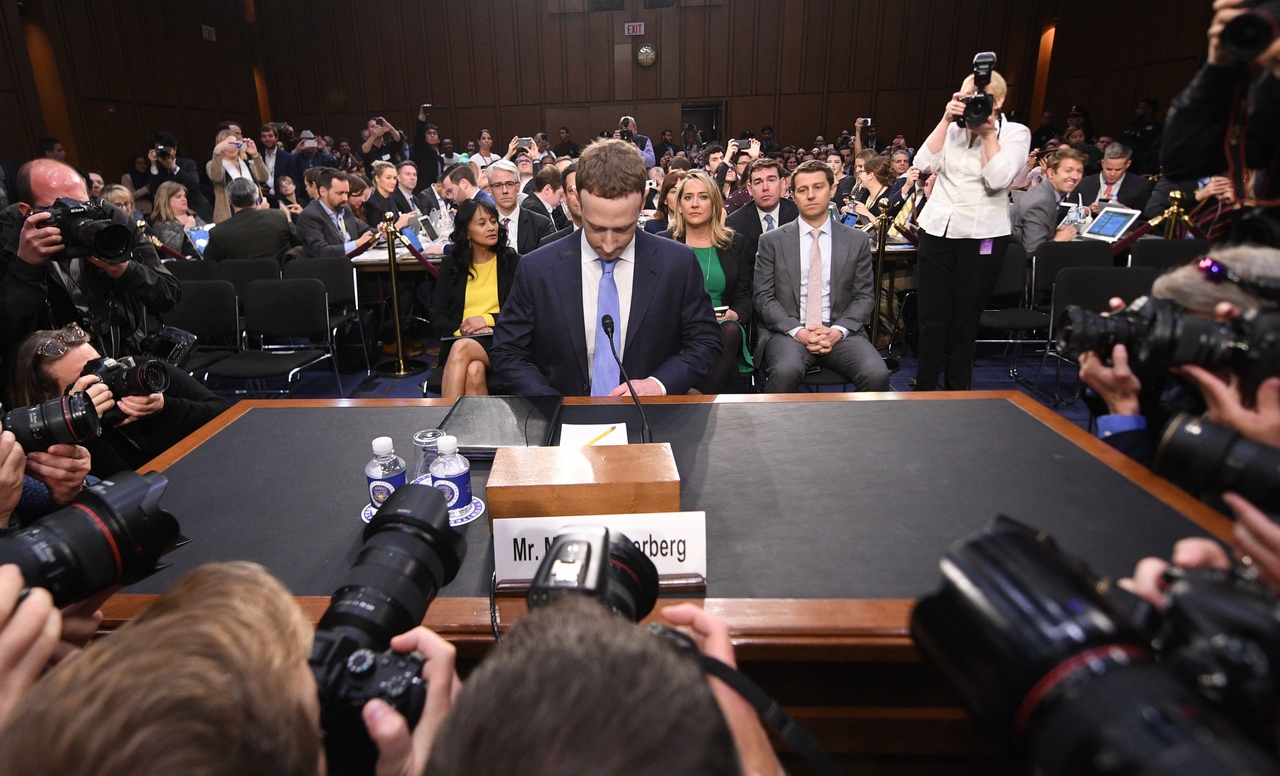 Facebook CEO Mark Zuckerberg (center) arrives to testify before a joint hearing of the US Senate Commerce, Science and Transportation Committee and Senate Judiciary Committee on Capitol Hill, in Washington, April 10, 2018. (AFP-Yonhap)