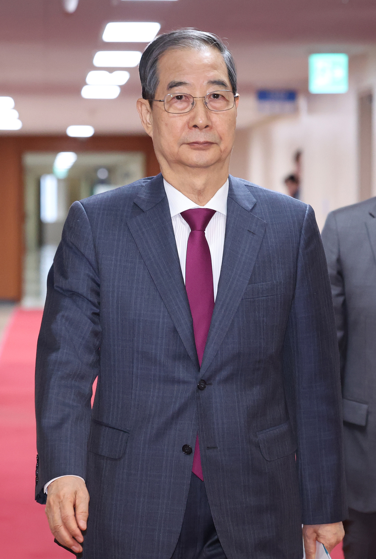한덕수 대통령 권한대행 국무총리가 14일 정부서울청사에서 국무회의에 입장하고 있다. 2025.4.14 [대통령실통신사진기자단]