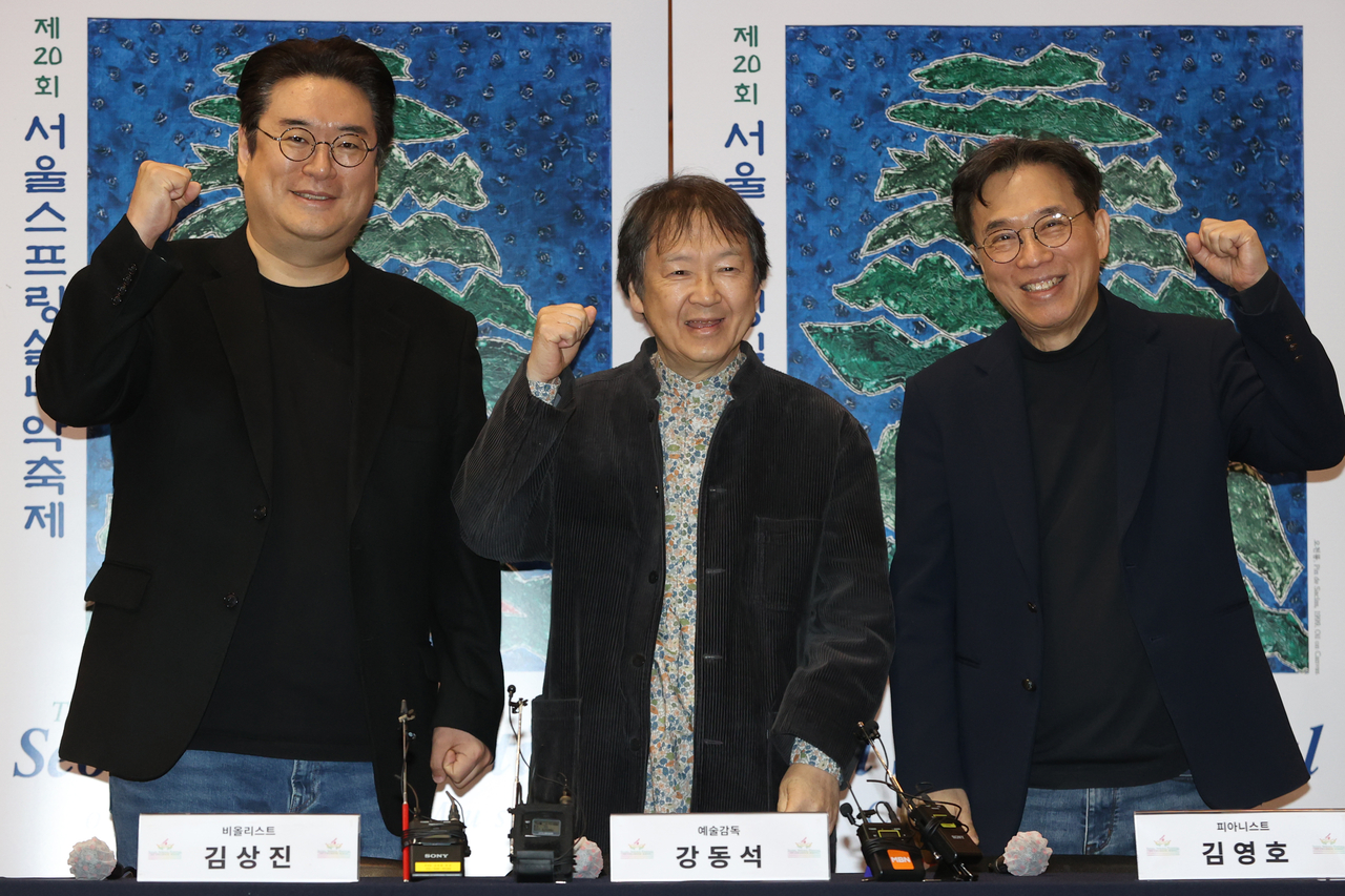 14일 서울 종로구 안동교회에서 열린 제20회 서울스프링실내악축제 기자회견에서 참석자들이 포즈를 취하고 있다. 왼쪽부터 김상진 비올리스트, 강동석 예술감독, 김영호 피아니스트. [연합]