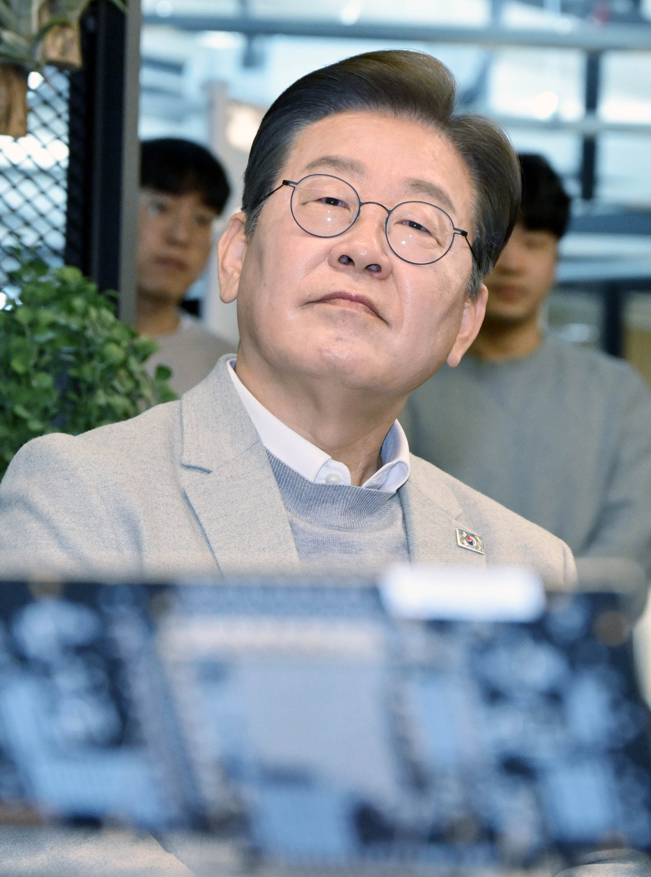 이재명 더불어민주당 대선 예비후보가 14일 서울 강남구 퓨리오사AI에서 기술 소개를 듣고 있다. [연합]