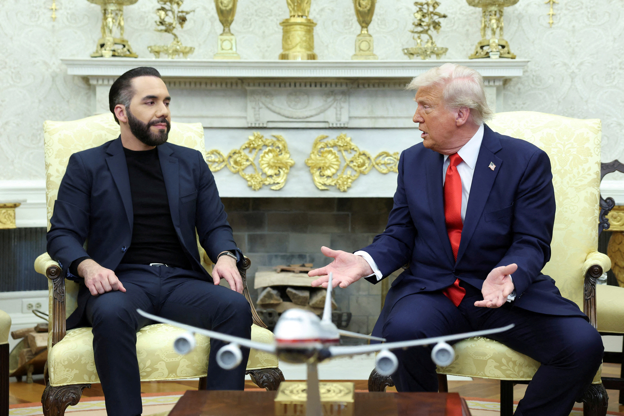 US President Donald Trump (right) meets with El Salvador President Nayib Bukele in the Oval Office at the White House in Washington, Monday. (Reuters-Yonhap)