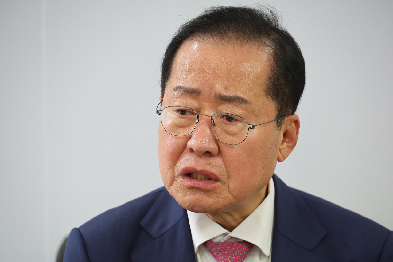 대선 출마를 선언한 홍준표 전 대구시장이 14일 서울 여의도 대하빌딩에서 연합뉴스 취재진과 인터뷰하고 있다. <연합>