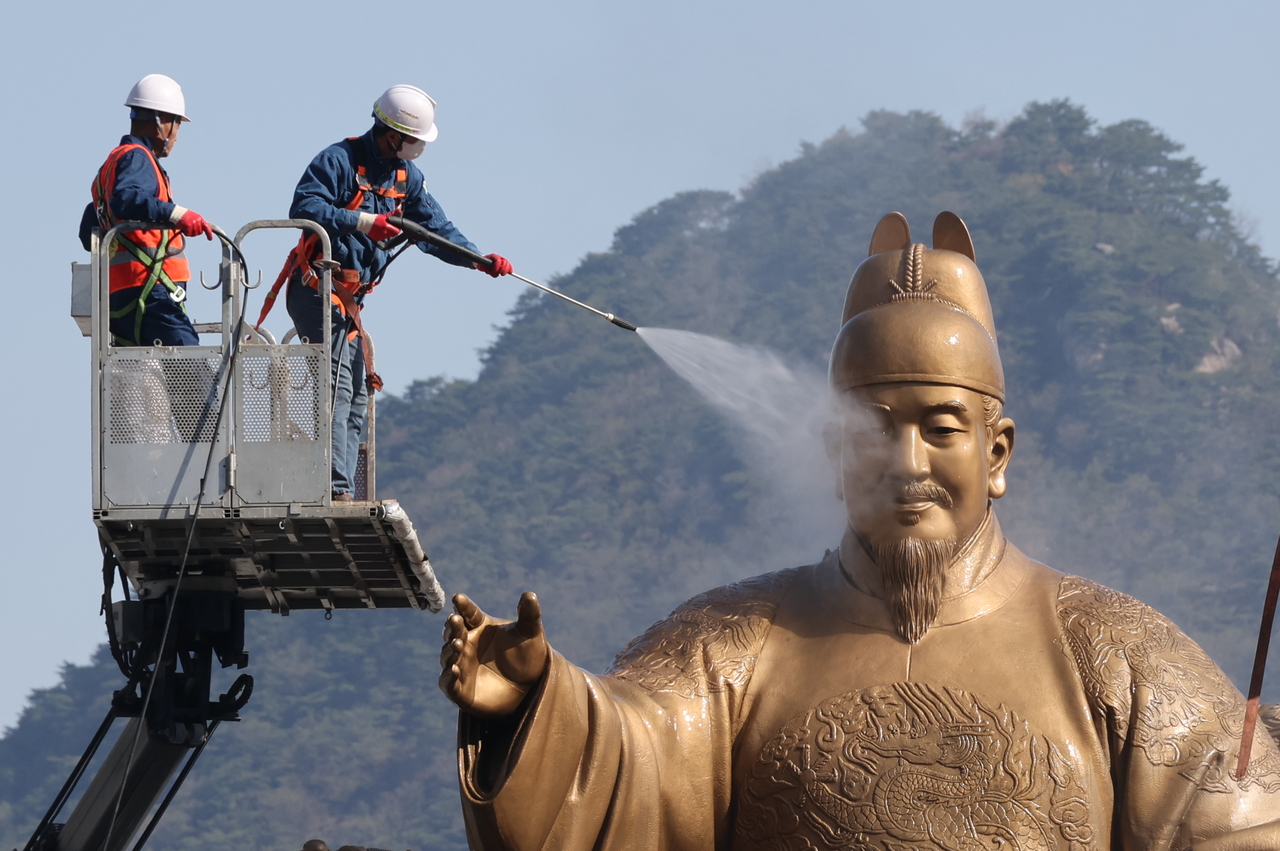 King Sejong statue gets a soft washing in Gwanghwamun Square, Jongno-gu, Seoul. (Yonhap)