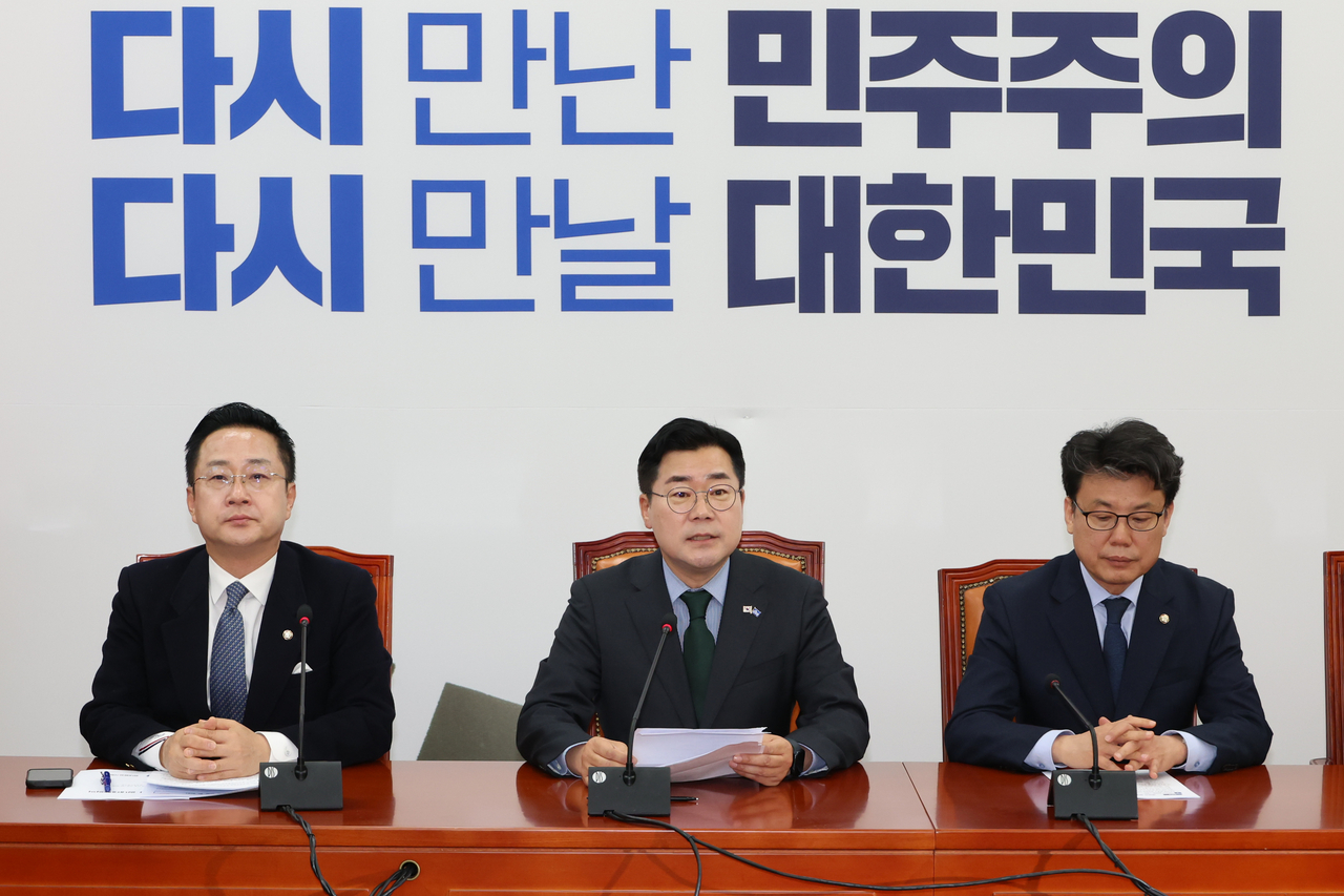 박찬대 더불어민주당 당대표 직무대행 겸 원내대표가 15일 서울 여의도 국회에서 열린 원내대책회의에서 발언하고 있다. [연합]