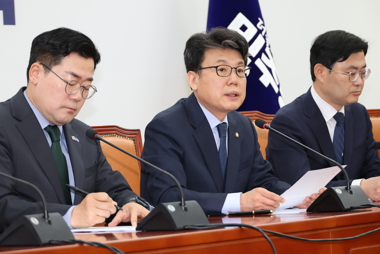 더불어민주당 진성준 정책위의장이 15일 서울 여의도 국회에서 열린 원내대책회의에서 발언하고 있다. <연합뉴스>
