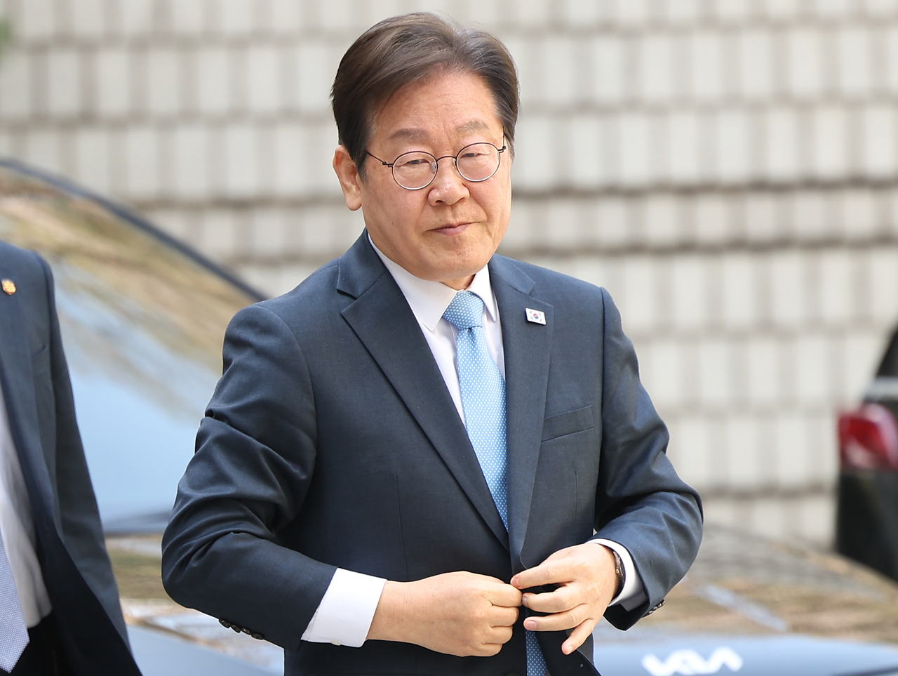 이재명 전 더불어민주당 대표가 15일 서울 서초구 서울중앙지방법원에서 열린 ‘대장동 배임·성남FC 뇌물’ 1심 공판에 출석하고 있다. [연합]