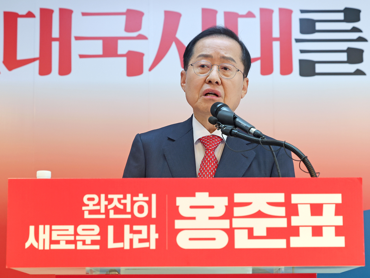 대선 출마를 선언한 홍준표 전 대구시장이 15일 서울 여의도 대하빌딩 선거사무소에서 열린 선진대국시대 비전발표회에서 발언하고 있다. <연합>
