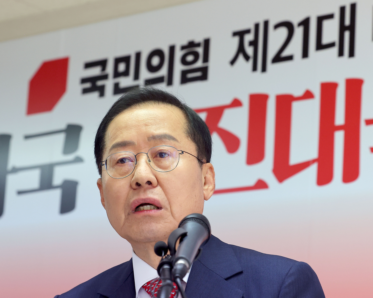 대선 출마를 선언한 홍준표 전 대구시장이 15일 서울 여의도 대하빌딩 선거사무소에서 열린 선진대국시대 비전발표회에서 발언하고 있다. <연합>