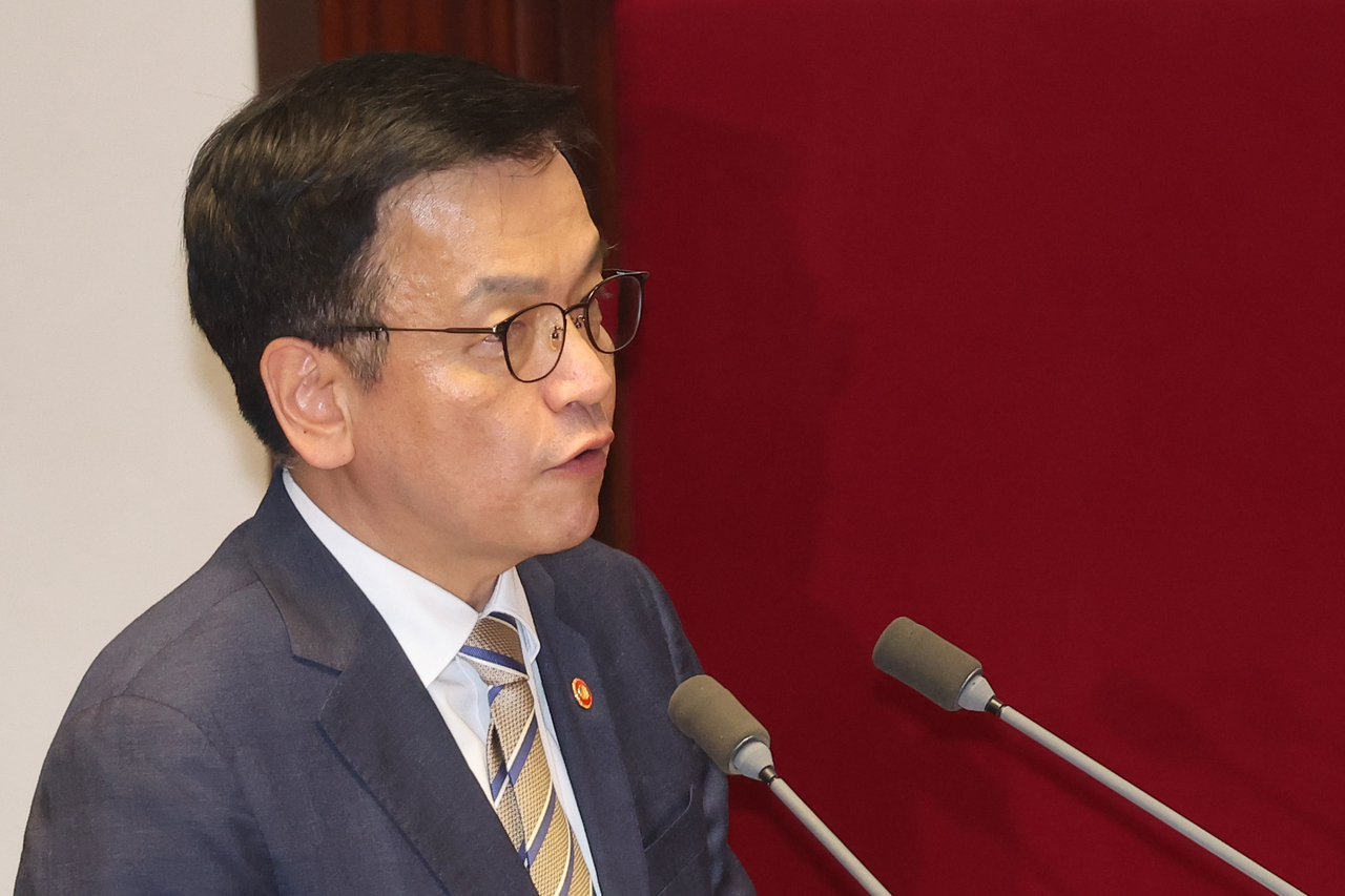 15일 경제 분야 대정부질문이 진행된 국회 본회의에서 최상목 부총리 겸 기획재정부 장관이 이종배 국민의힘 의원의 질문에 답하고 있다. [연합]