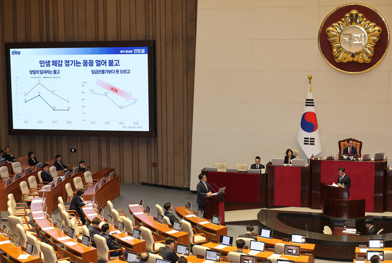 15일 경제 분야 대정부질문이 진행된 국회 본회의에서 최상목 부총리 겸 기획재정부 장관이 안도걸 더불어민주당 의원의 질문을 듣고 있다. [연합]