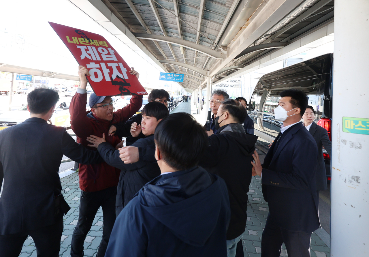 15일 광주 광산구 광주송정KTX역 광장에서 시민단체 광주전남촛불행동 관계자가 광주를 방문한 한덕수 대통령 권한대행 국무총리를 향해 비판의 목소리를 높이고 있다. <연합뉴스>