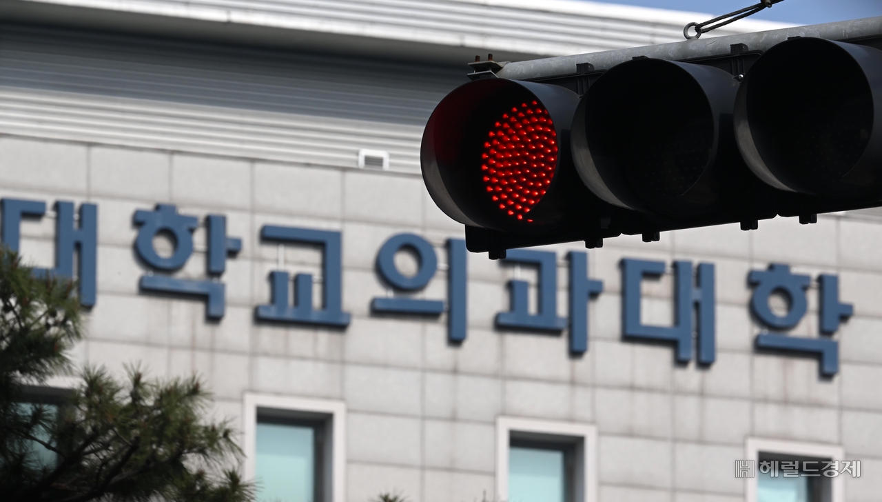 전국 40개 의대가 있는 대학 총장들의 모임인 ‘의과대학 선진화를 위한 총장협의회(의총협)’가 16일 내년도 의대 모집 인원을 증원 이전 수준인 ‘3058명’으로 확정해 달라는 요구를 정부에 건의했다. 사진은 서울 서대문구 연세대학교 의과대학 앞 신호등에 빨간불이 켜져 있는 모습. 이상섭 기자