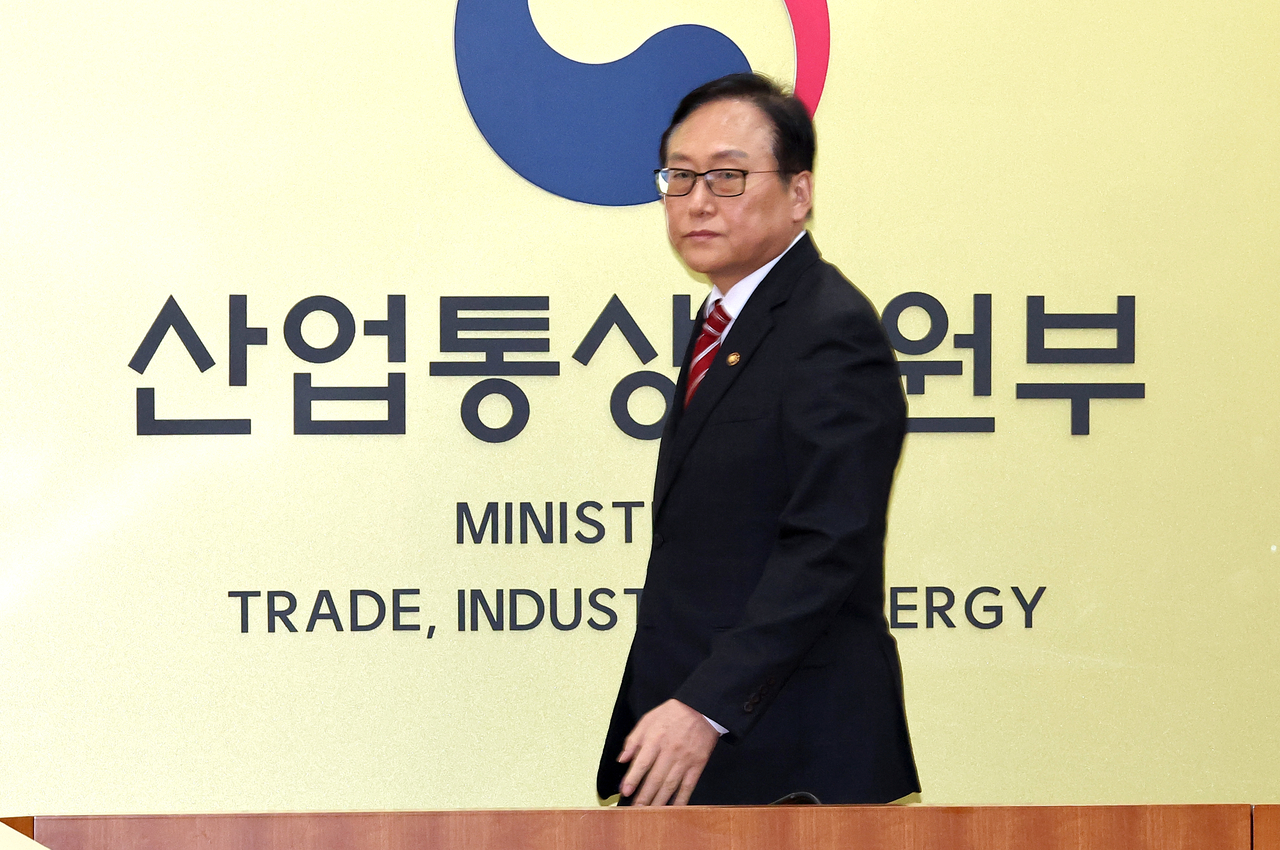 정인교 통상교섭본부장이 최근 정부세종청사 산업통상자원부 대회의실에서  도널드 트럼프 미국 행정부의 관세부과에 대한 대책 마련을 위한 회의를 주재하기 위해 입장하고 있다. [연합]