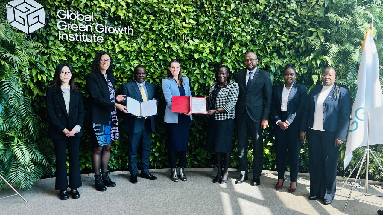 Kenyan Ambassador to Korea, professor Emmy Jerono Kipsoi (fourth from right) presents instrument of accession for Kenya’s accession to the Global Green Growth Institute on Wednesday. (GGGI)