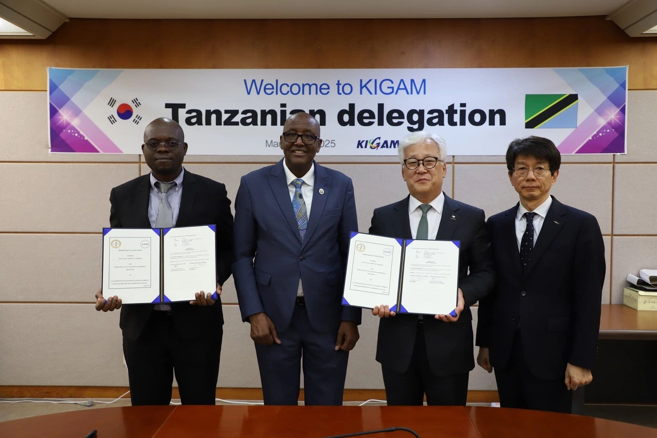 Tanzania's Deputy Minister of Minerals Stephen Kiruswa (center left) poses for a photo after signing a memorandum of understanding by Geological Survey of Tanzania CEO Musa Budeda (left), and President of the Korea Institute of Geoscience and Mineral Resources Pyeong-Koo Lee (center right), on March 26. (Embassy of Tanzania in Seoul)