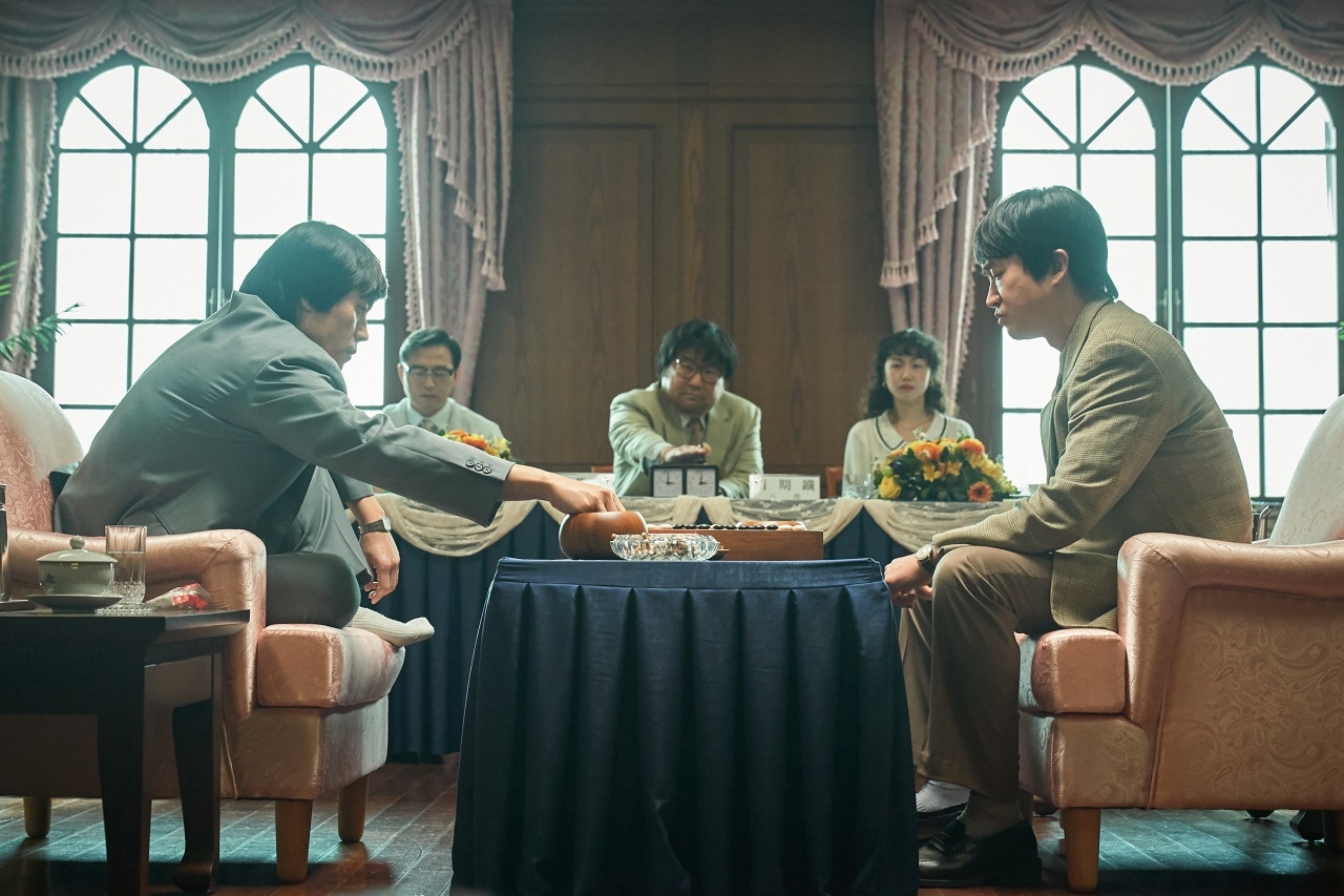 조 국수(이병헌)와 남기철 기사(조우진)