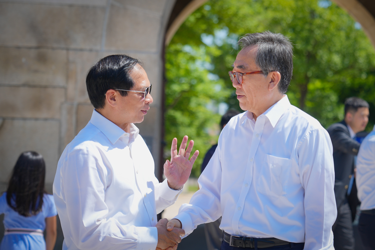 In this May 31, 2024 file photo, South Korean Foreign Minister Cho Tae-yul (right) shakes hands with his Vietnamese counterpart, Bui Thanh Son, during a walk around Gyeonghoeru Pavilion and Hyangwonjeong at Gyeongbokgung in Seoul. (Republic of Korea Ministry of Foreign Affairs)