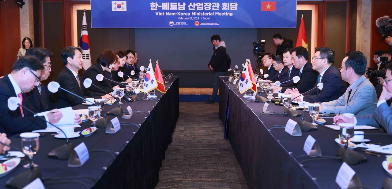 South Korean Minister of Trade, Industry and Energy Ahn Duk-geun meets with Vietnam’s Minister of Industry and Trade Nguyen Hong Dien on Feb. 25 in Seoul to discuss ways to expand bilateral cooperation in energy and trade. (Republic of Korea Ministry of Trade, Industry and Energy))