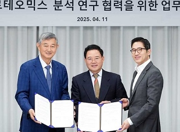 이경수 코스맥스그룹 회장(왼쪽부터), 노동영 베르티스 공동대표, 한승만 베르티스 공동대표가 지난 11일 경기 성남시 코스맥스 사옥에서 공동연구 협약을 하고 있다. [양사 제공]
