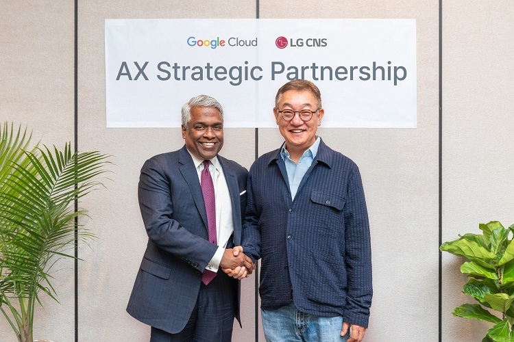 LG CNS CEO Hyun Shin-gyoon (right) and Google Cloud CEO Thomas Kurian pose for photo in Las Vegas, US. (LG CNS)