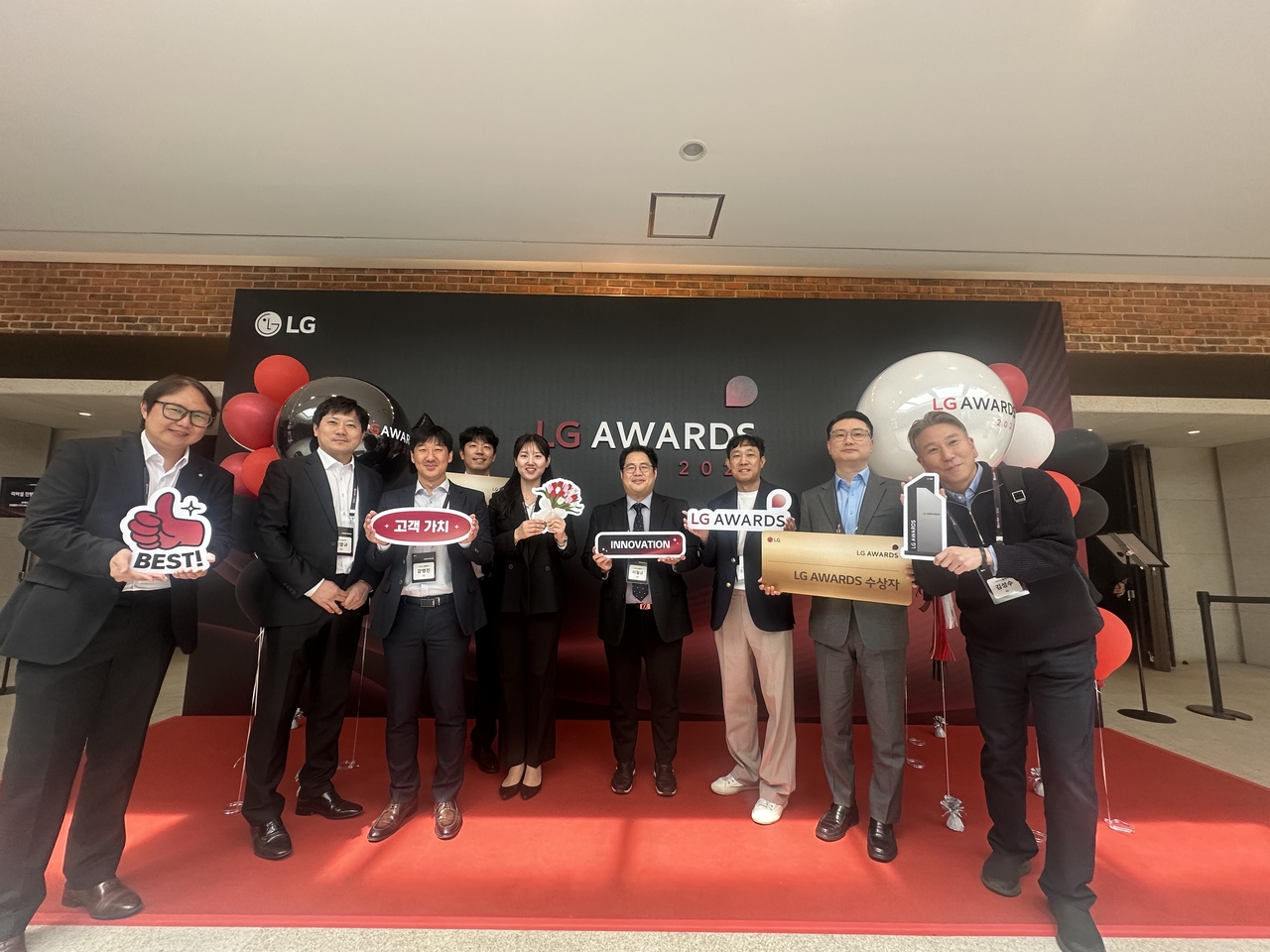 LG 어워즈에서 ‘고객만족상’을 수상한 LG디스플레이 오토(Auto)사업그룹 연합군
[LG디스플레이 제공]