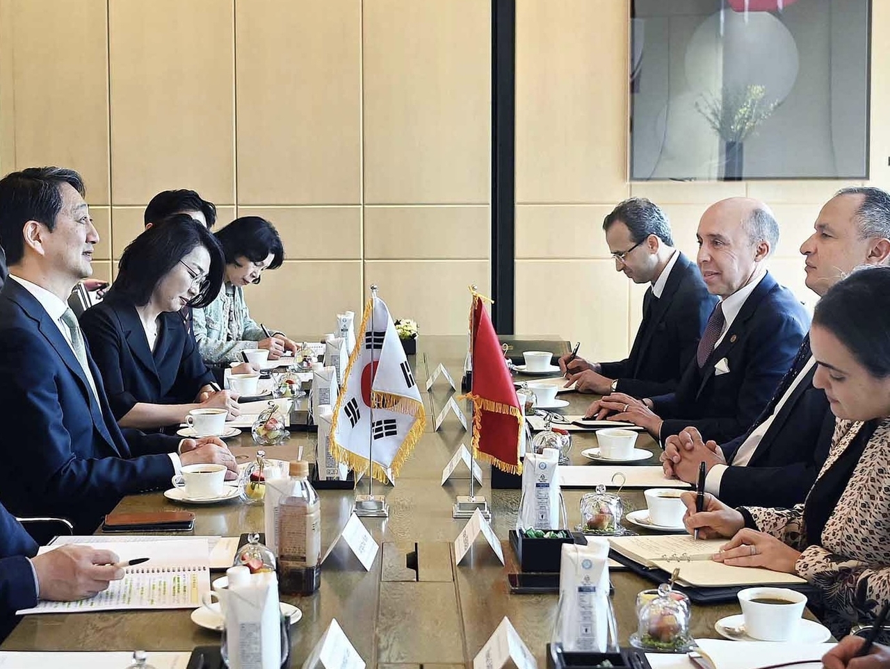 South Korean Industry Minister Ahn Duk-geun (first from left) and Ryad Mezzour, Minister of Industry and Trade of Morocco(second from right), Ambassador of Morocco to Korea, Chafik Rachadi (third from left) discuss bilateral cooperation in Seoul. (Industry Ministry)