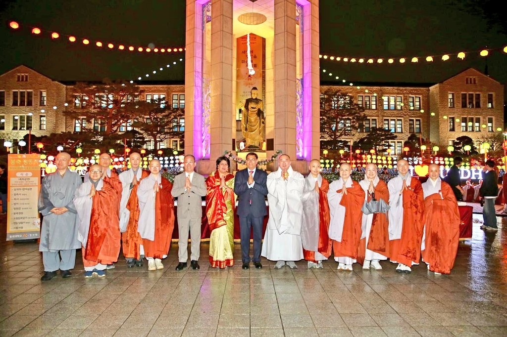 Indian Ambassador to Korea Amit Kumar (seventh from right) and Chairperson of Dongguk University Ven. Donkwan (sixth from right) pose for a photo during the Buddha’s Birthday lantern lighting ceremony at Dongguk University on April 10. (Indian Embassy in Seoul)