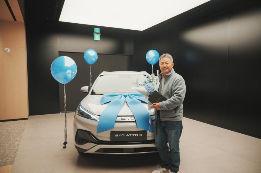 14일 BYD 안양전시장에서 열린 ‘아토3’ 구매 1호 고객 차량 인도식 [BYD코리아 제공]