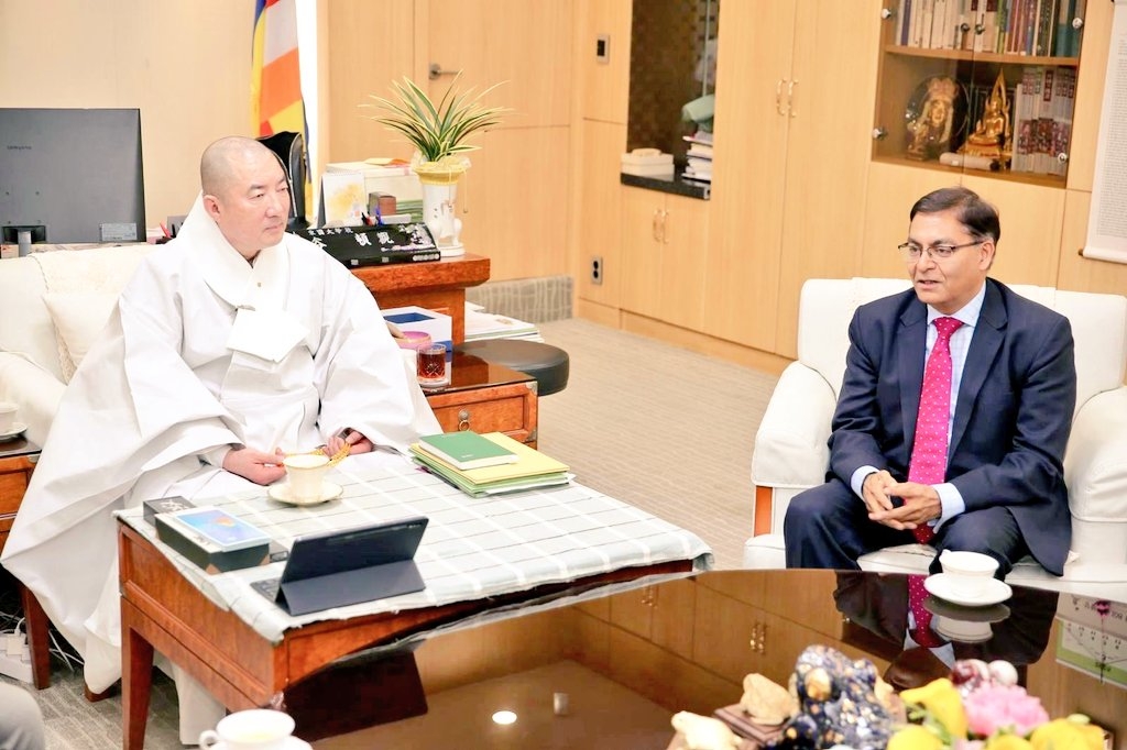 Indian Ambassador to Korea Amit Kumar (right) exchanges greetings with Ven. Donkwan, Chairperson of Dongguk University, while celebrating the Buddha’s Birthday lantern lighting ceremony at Dongguk University on April 10. (Indian Embassy in Seoul)