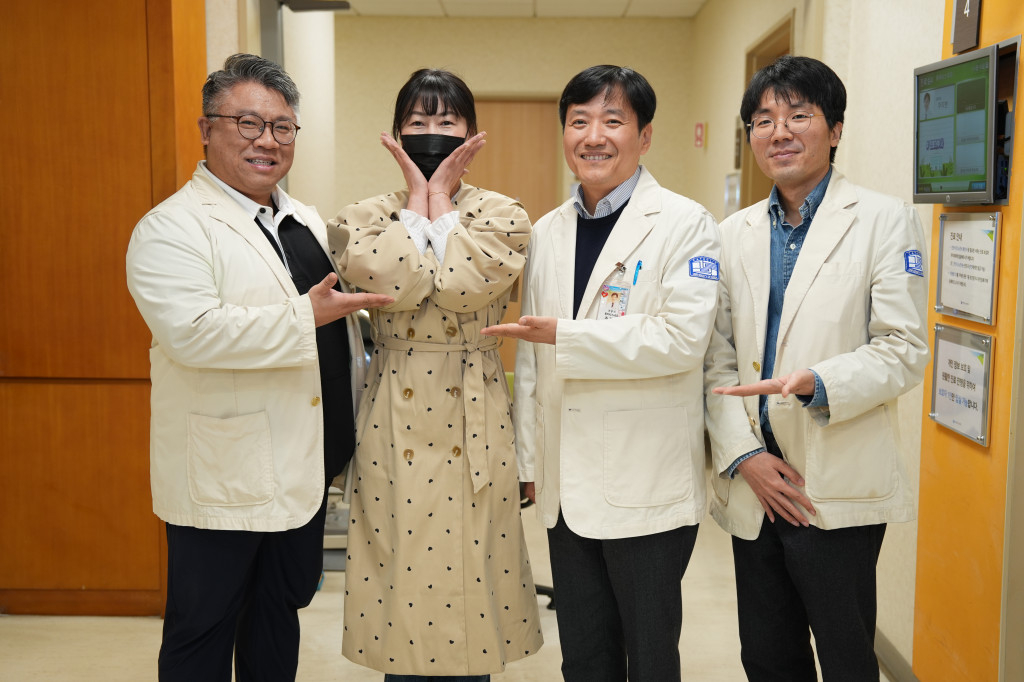 가톨릭대 서울성모병원은 면역항암제 중 하나인 CAR-T 세포치료제를 전신성 홍반 루푸스 환자에 국내 처음으로 투여하는 임상연구를 시작했다. 왼쪽부터 윤재호 서울성모병원 혈액내과 교수, 전신성 홍반 루푸스 환자, 주지현· 이봉우 서울성모병원 류마티스내과 교수  [서울성모병원 제공]