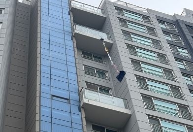 This photo provided by police shows the clothes strung together and thrown off the balcony of an apartment unit in Jongno-gu, Seoul, a rescue sign sent by an elderly woman stranded there for 18 hours on April 8-9. (Seoul Jongno Police Station)