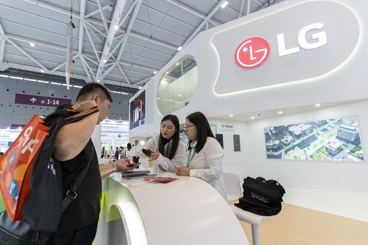 LG전자가 중국 선전에서 열린 산업 소재 전시회 ‘차이나플라스(Chinaplas) 2025’에서 LG 퓨로텍을 선보였다. LG전자 부스를 방문한 고객이 LG 퓨로텍 관계자와 대화를 나누고 있다. [LG전자 제공]
